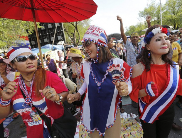 Демонстранти на протест против правителството на Тайланд , който продължава вече шест месеца и взе минимум 25 жертви