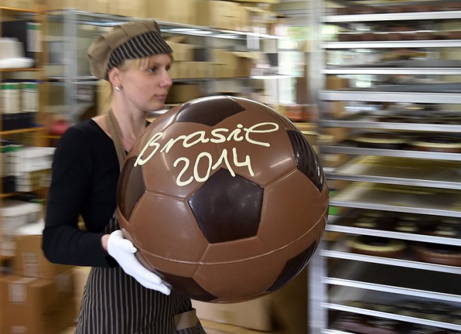 Гигантска шоколадова футболна топка направиха в Confiserie Felicitas GmbH в Хорнов, Германия, по случай предстоящото Световно първенство по футбол в Бразилия