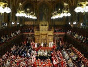 Кралица Елизабет II откри новата сесия на британския парламент. В реч тя обяви 11 законопроекта, върху които депутатите ще работят през следващите десет месеца.
