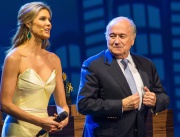 На церемонията при откриването на конгреса на ФИФА в Сао Пауло шефът Сеп Блатер не пропусна да оплакне очи с изразителното бюстие на водещата Фернанда Лима