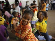 Бедни деца взеха участие в клас по танци в Института по детско развитие в Йоханесбург, Южна Африка