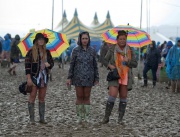 Фенове на един от най-големите фестивали във Великобритания - този в Гластънбъри, се ядосват на лошото време
