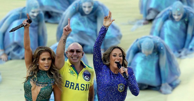 Дженифър Лопес, Питбул и бразилската звезда Клаудия Лейте изпълниха официалната песен на Мондиала – We are one (Ole Ola) на откриването.