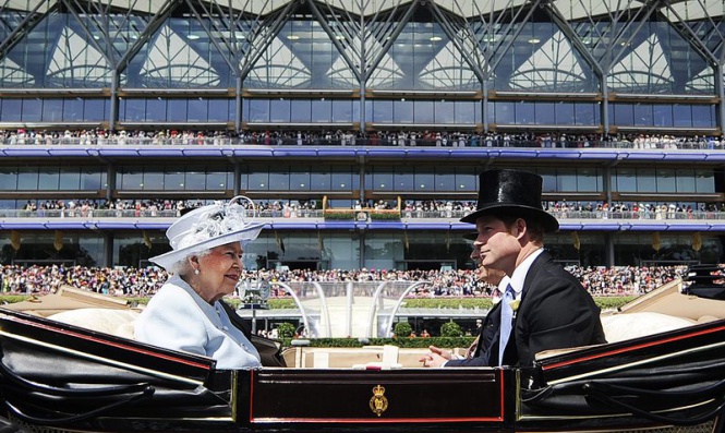 Британската кралица Елизабет Втора и нейният внук принц Хари пристигат с каляска на надбягване с коне в Лондон, Великобритания