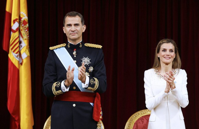 Крал Фелипе Шести и кралица Летисия ще се опитат да върнат доверието в монархията на Испания