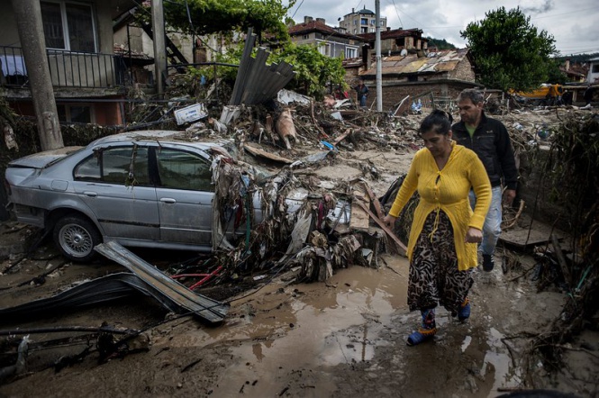 Хората от варненския квартал "Аспарухово" подминават щетите от опустошителните наводнения в града, заради които над 10 души загинаха