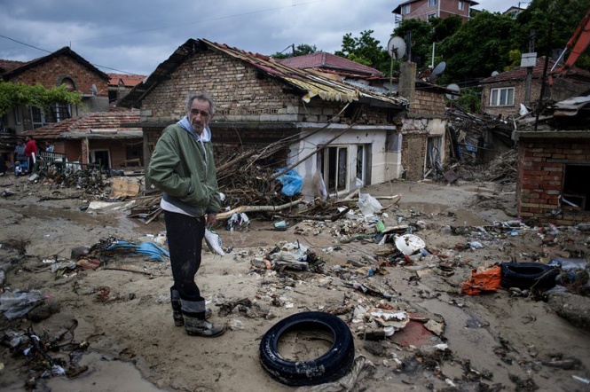 Човек стои насред отломките от опустошителните наводнения във варненския квартал "Аспарухово", които взеха над 10 жертви и нанесоха множество щети