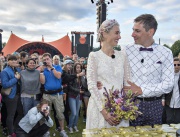 Датската двойка Сабри и Ноел се ожениха пред сцената Orange на местния фестивал Roskilde, където се запознали преди 5 години