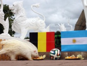Тайландският таралеж албинос Литъл предсказва победа за Белгия при мача с Аржентина на Мондиал 2014, в зависимост от това от коя купичка хапва плодове и зеленчуци