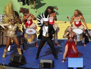 Колумбийската певица Шакира и бразилският музикант Карлиньос Браун по време на церемонията по закриването на Световното.