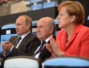 Президентът на Русия Владимир Путин, президентът на ФИФА Сеп Блатер и германският канцлер Ангела Меркел във ВИП ложите на „Маракана”.
