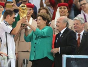 Президентът на Бразилия Дилма Русеф връчва световната купа на капитана на Германия Филип Лам