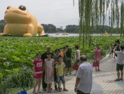 Гигантска надуваема жаба с височина 22 метра бе издигната в парк в Пекин - тя символизира благополучие в китайската култура
