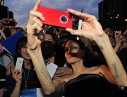 Анджелина Джоли се снима с фенове по време на премиерата на "Господарка на злото" в Токио, Япония