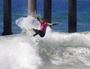 Сърфистката Sally Fitzgibbons от Австралия показва уменията си на световния турнир в Калифорния, САЩ