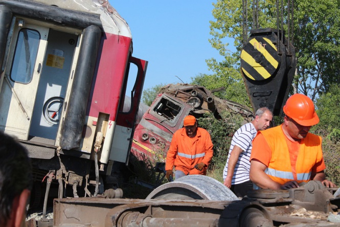 Три от вагоните на композицията при катастрофата в Калояновец вече са махнати са релсите
