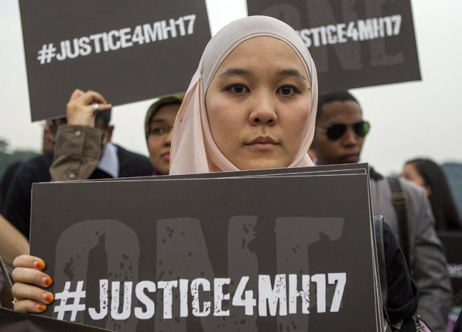 Малайзийци са солидарни със скръбта на жертвите от полет MH17, събират се пред парламента на Малайзия в Куала Лумпур