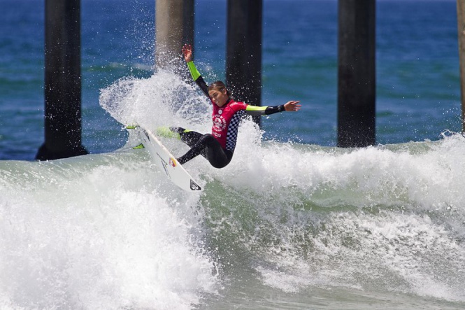 Сърфистката Sally Fitzgibbons от Австралия показва уменията си на световния турнир в Калифорния, САЩ