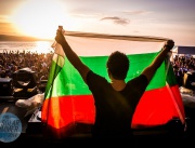 Легендарният Фед Льо Гран развя българския флаг пред близо 6 000 души по време на втория Solar Summer уикенд на Cacao Beach