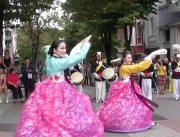 От понеделник до края на седмицата в Пловдив се провежда Фолклорния фестивал, в който тази година участват ансамбли от България, Грузия, Гърция, Корея, Латвия