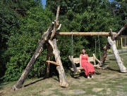 Дървена пейка-люлка за двама вече радва посетителите на „мечешката поляна“ в старозагорския зоопарк.