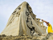 Чешкият артист Jan Zelinka оформя пясъчната си скулптура, с която взима участие във фестивал в Холандия на тема "Музика и танц"