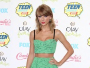 Поп певицата Тейлър Суифт позира преди церемонията Teen Choice Awards в Лос Анджелис, Калифорния