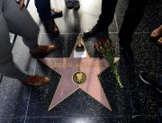 Опечалени фенове поставят цветя и сувенири "Оскар" на звездата на починалия актьор Робин Уилямс на Алеята на славата в Лос Анджелис, САЩ