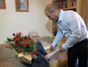 Русенката Иванка Иванчева отпразнува днес 100-годишния си юбилей. Кметът на града Пламен Стоилов й връчи поздравителен адрес, парична сума и цветя. Баба Иванка духна и свещичките на празничната торта
