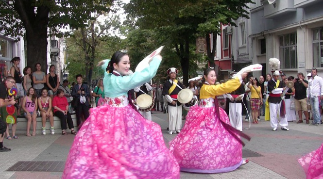 От понеделник до края на седмицата в Пловдив се провежда Фолклорния фестивал, в който тази година участват ансамбли от България, Грузия, Гърция, Корея, Латвия