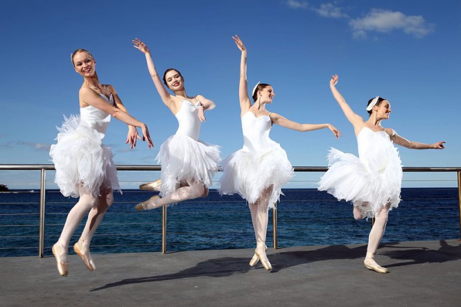 Балерини от австралийския балет промотират предстояща версия на "Лебедово езеро" в Сидни