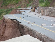 Тежки мусонни дъждове взеха живота на повече от 110 човека в пакистанската провинция Кашмир, а придошлите реки разрушиха пътни артерии