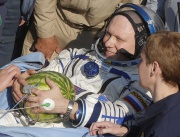 Руският космонавт Олег Артьомев получи голям карпуз при завръщането си на Земята след шест месеца работа на борда на  Союз TMA-12M