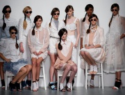 Модели представят колекцията за пролет/ лято 2015 на дизайнера Bora Aksu на седмицата на модата в Лондон