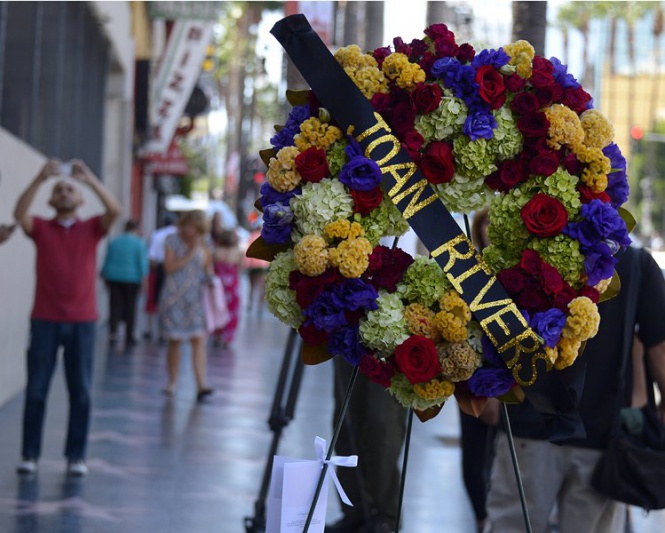 Венец в памет на починалата в четвъртък легендарна актриса Джоан Ривърс бе закачен от фенове до почетната звезда на Ривърс на Алеята на славата в Холивуд, САЩ