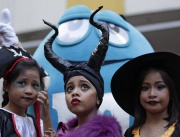 Деца се обличат в костюми за Хелоуин парти в Манила, Филипините