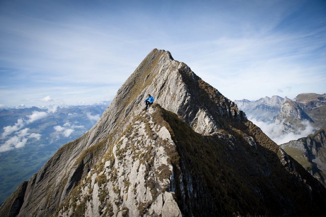 Планинар си почива на върха на високата 2,385 метра планина Гамсберг в Швейцария