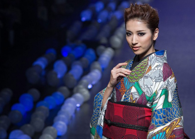 Японските дизайнери Sansai Saito и Jotaro Saito представят своята колекция пролет-лято като вдъхновение от гейшите, на Седмицата на модата в Токио