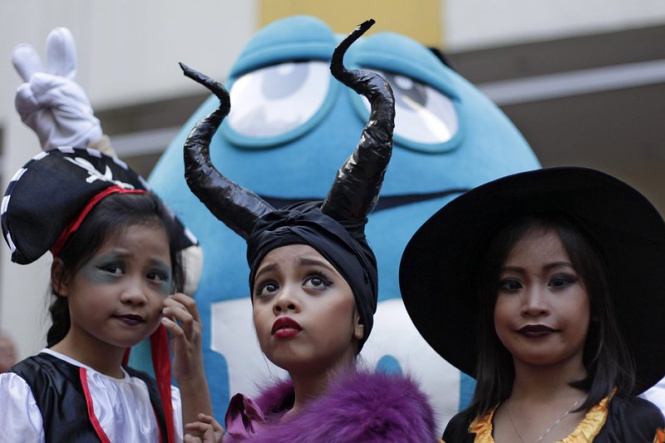 Деца се обличат в костюми за Хелоуин парти в Манила, Филипините