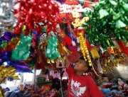 13-годишно момче се радва на коледната украса по магазините в Манила - филипинците празнуват най-дългата Коледа в света, която започва още от септември