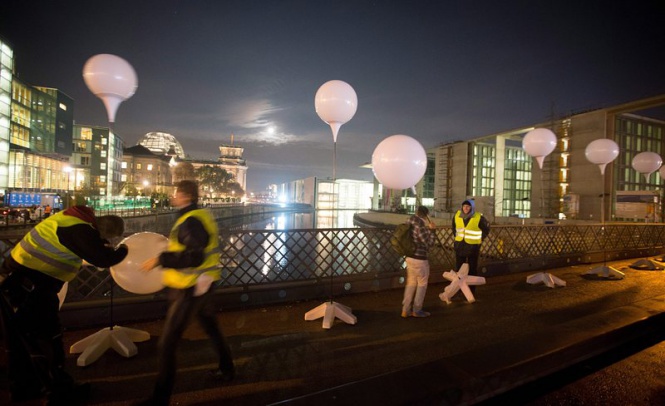 Берлин празнува 25-годишнината от падането на Берлинската стена със светещи балони по някогашното й трасе