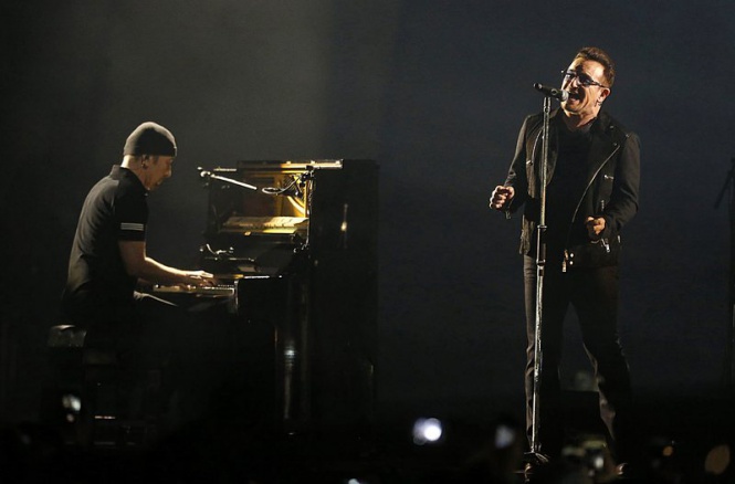 Култовата група U2 предизвика фурор на европейските награди на MTV в Глазгоу, Шотландия