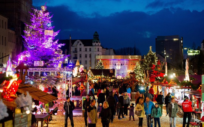 Коледният базар в Хамбург, Германия, вече забавлява посетителите