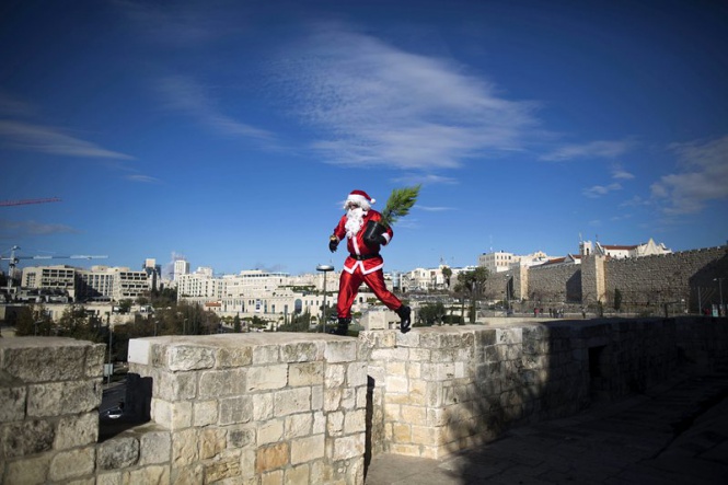 Дядо Мраз се разхожда по срените на старинната част на Йерусалим