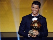 Португалският нападател Кристиано Роналдо грабна Златната топка на ФИФА за 2014, за втори пореден път, на официална церемония в Цюрих,  Швейцария