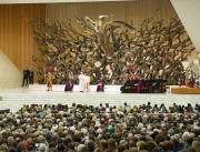Снимка на вестника на Ватикана - L`Osservatore Romano, показва как папа Франциск води литургия по време на аудиенция в залата "Павел Шести"