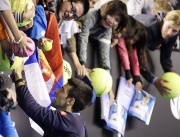 Световният номер 1 Новак Джокович раздава автографи след като се класира за 1/4 финалите на Аустрелиън Оупън, след победа над Жил Мюлер