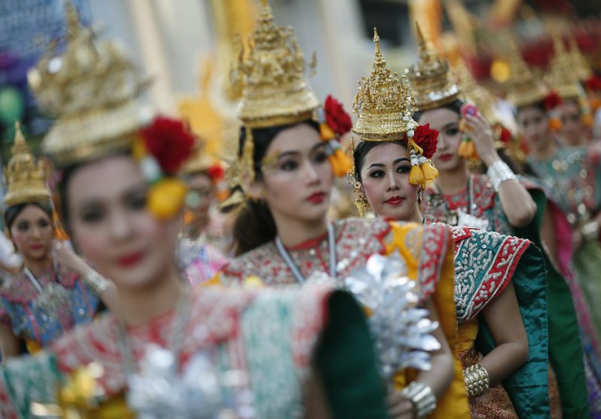 Тайландки в национални носии промотират държавата си на туристическия фестивал в Банкок - кампания с цел скок на туристите в Тайланд