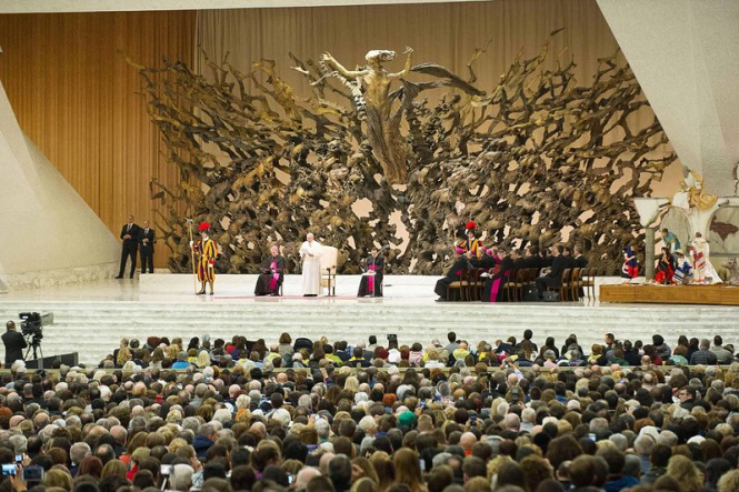 Снимка на вестника на Ватикана - L`Osservatore Romano, показва как папа Франциск води литургия по време на аудиенция в залата "Павел Шести"