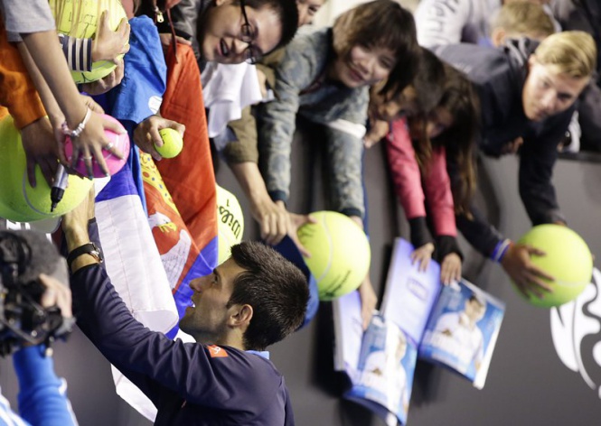 Световният номер 1 Новак Джокович раздава автографи след като се класира за 1/4 финалите на Аустрелиън Оупън, след победа над Жил Мюлер